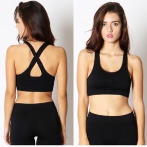 Seamless cross back sports bra